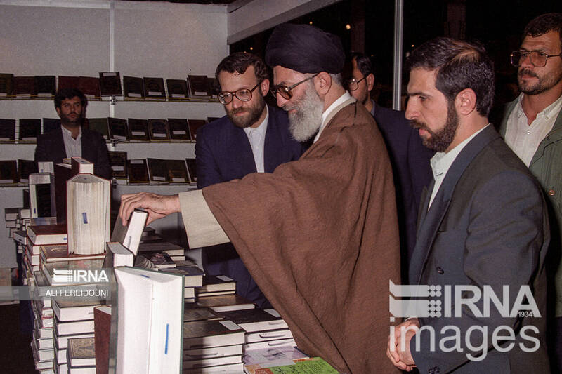 بازدیدهای رهبر انقلاب از سی و سه دوره نمایشگاه کتاب تهران 43