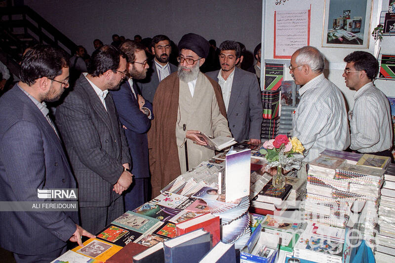 بازدیدهای رهبر انقلاب از سی و سه دوره نمایشگاه کتاب تهران 44