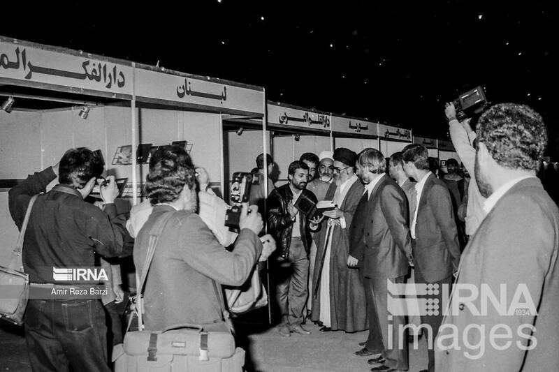 بازدیدهای رهبر انقلاب از سی و سه دوره نمایشگاه کتاب تهران 47