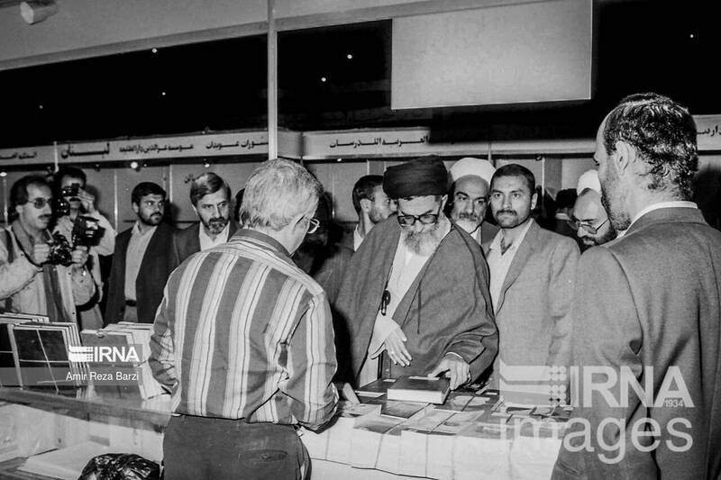 بازدیدهای رهبر انقلاب از سی و سه دوره نمایشگاه کتاب تهران 48