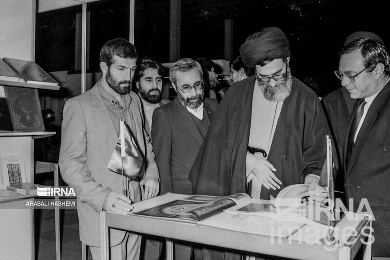 بازدیدهای رهبر انقلاب از سی و سه دوره نمایشگاه کتاب تهران 49