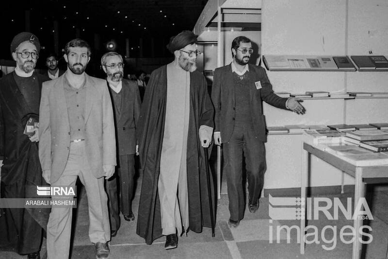 بازدیدهای رهبر انقلاب از سی و سه دوره نمایشگاه کتاب تهران 50
