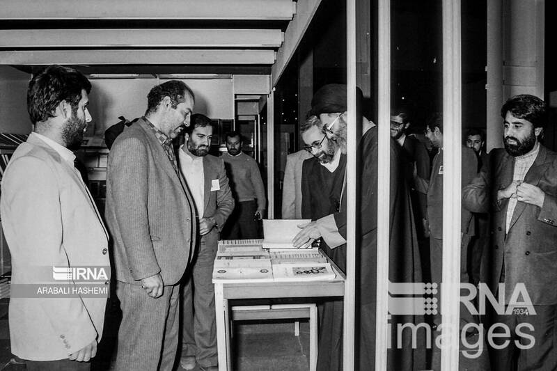 بازدیدهای رهبر انقلاب از سی و سه دوره نمایشگاه کتاب تهران 51