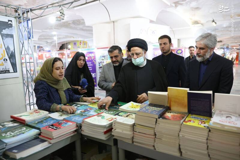 رئیس‌‍جمهور از غرفه‌های مختلف نمایشگاه بین‌المللی کتاب بازدید کرد