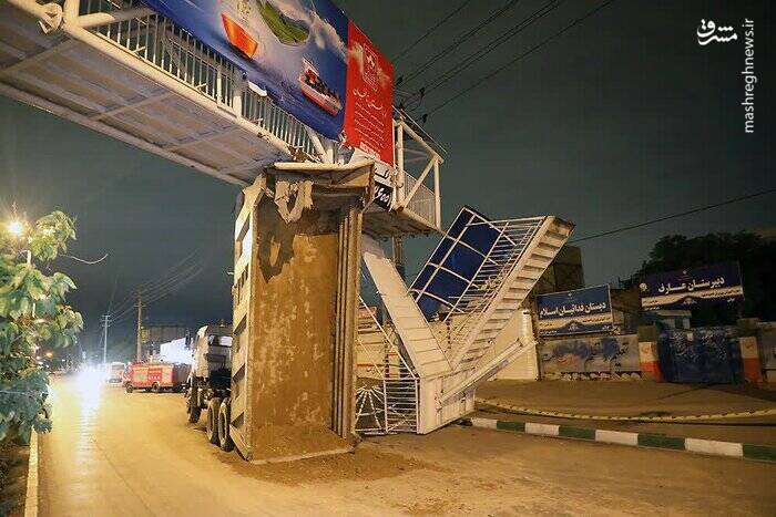 برخورد کامیون با پل عابر پیاده +عکس