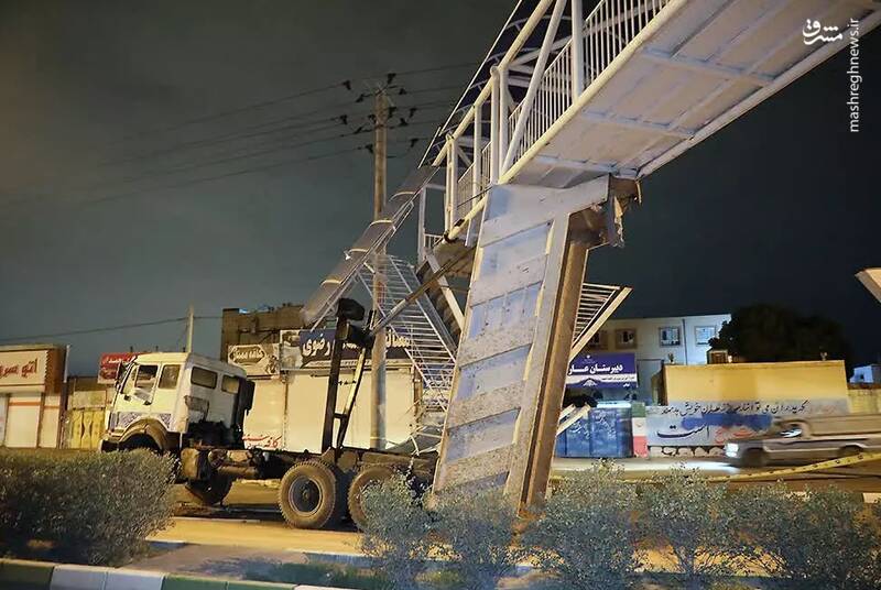 برخورد کامیون با پل عابر پیاده +عکس