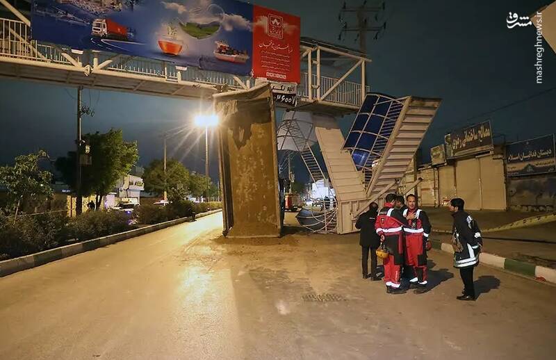 برخورد کامیون با پل عابر پیاده +عکس