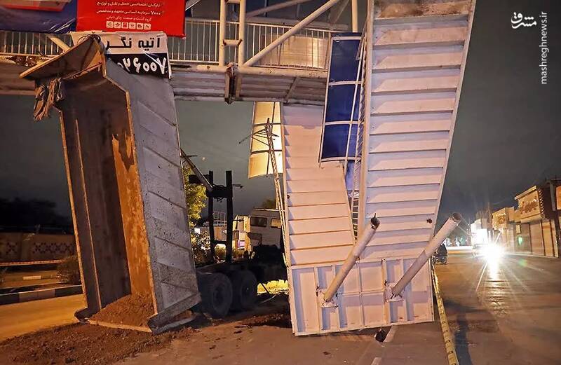 برخورد کامیون با پل عابر پیاده +عکس