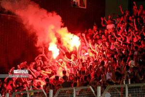 رقص پرچمهای سرخ در خیابانهای تهران
پرسپولیس