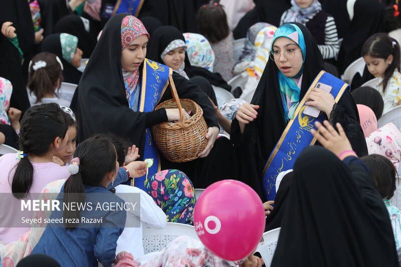 جشن بزرگ «دختر ماه» در آستانه میلاد با سعادت حضرت فاطمه معصومه (س) و به مناسبت گرامیداشت روز دختر، با حضور پنج هزار نفر از دختران و همزمان با سی و چهارمین نمایشگاه بینالمللی کتاب تهران بعدازظهر امروز جمعه ۲۹ اردیبهشت ماه ۱۴۰۲ در مصلی امام خمینی (ره) برگزار شد