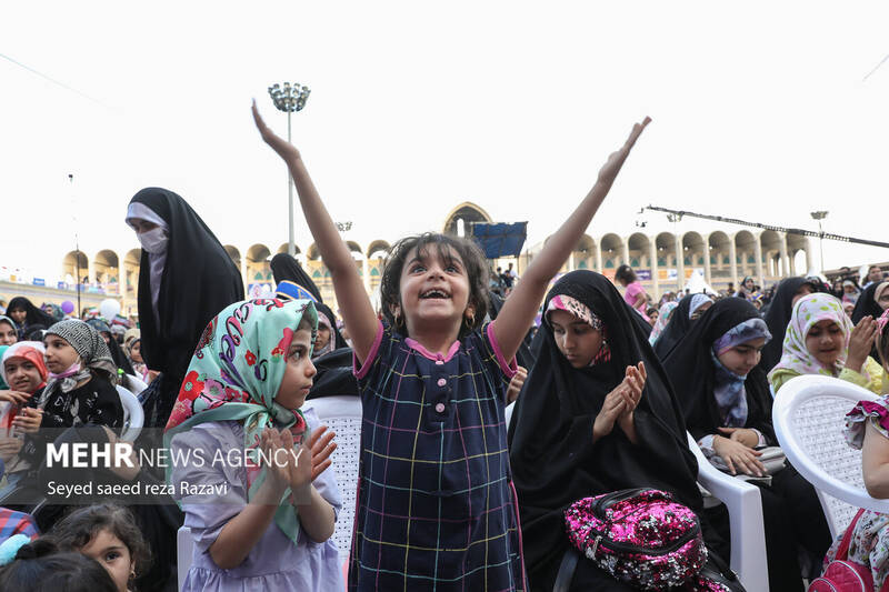 جشن بزرگ «دختر ماه» در آستانه میلاد با سعادت حضرت فاطمه معصومه (س) و به مناسبت گرامیداشت روز دختر، با حضور پنج هزار نفر از دختران و همزمان با سی و چهارمین نمایشگاه بینالمللی کتاب تهران بعدازظهر امروز جمعه ۲۹ اردیبهشت ماه ۱۴۰۲ در مصلی امام خمینی (ره) برگزار شد