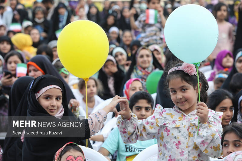 جشن بزرگ «دختر ماه» در آستانه میلاد با سعادت حضرت فاطمه معصومه (س) و به مناسبت گرامیداشت روز دختر، با حضور پنج هزار نفر از دختران و همزمان با سی و چهارمین نمایشگاه بینالمللی کتاب تهران بعدازظهر امروز جمعه ۲۹ اردیبهشت ماه ۱۴۰۲ در مصلی امام خمینی (ره) برگزار شد