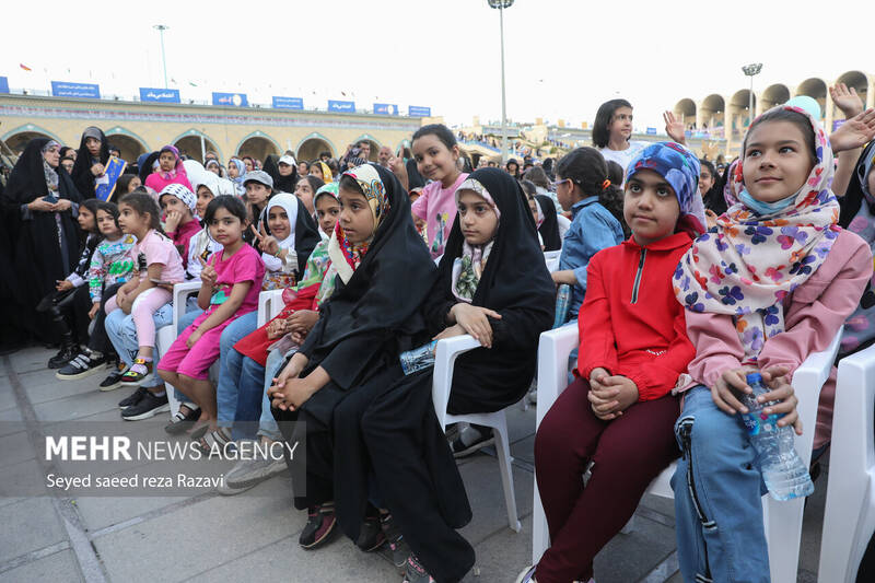 جشن بزرگ «دختر ماه» در آستانه میلاد با سعادت حضرت فاطمه معصومه (س) و به مناسبت گرامیداشت روز دختر، با حضور پنج هزار نفر از دختران و همزمان با سی و چهارمین نمایشگاه بینالمللی کتاب تهران بعدازظهر امروز جمعه ۲۹ اردیبهشت ماه ۱۴۰۲ در مصلی امام خمینی (ره) برگزار شد