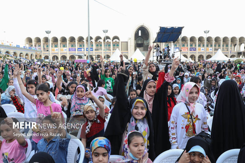 جشن بزرگ «دختر ماه» در آستانه میلاد با سعادت حضرت فاطمه معصومه (س) و به مناسبت گرامیداشت روز دختر، با حضور پنج هزار نفر از دختران و همزمان با سی و چهارمین نمایشگاه بینالمللی کتاب تهران بعدازظهر امروز جمعه ۲۹ اردیبهشت ماه ۱۴۰۲ در مصلی امام خمینی (ره) برگزار شد