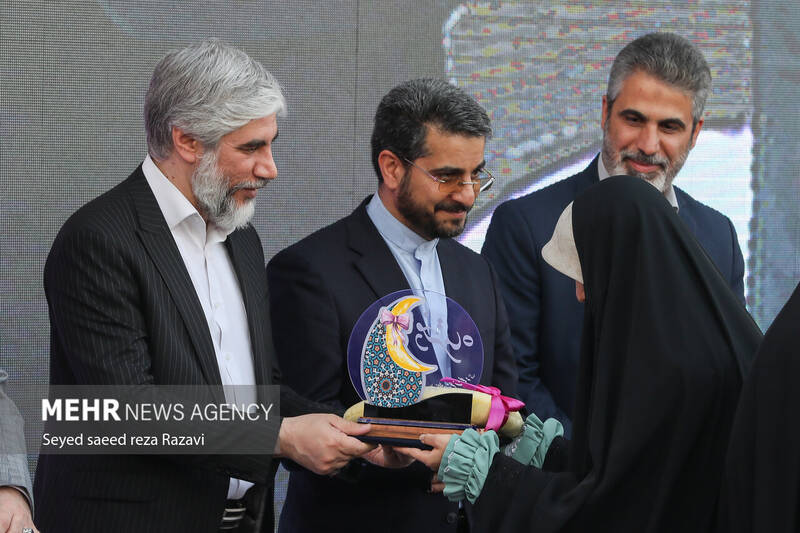 جشن بزرگ «دختر ماه» در آستانه میلاد با سعادت حضرت فاطمه معصومه (س) و به مناسبت گرامیداشت روز دختر، با حضور پنج هزار نفر از دختران و همزمان با سی و چهارمین نمایشگاه بینالمللی کتاب تهران بعدازظهر امروز جمعه ۲۹ اردیبهشت ماه ۱۴۰۲ در مصلی امام خمینی (ره) برگزار شد