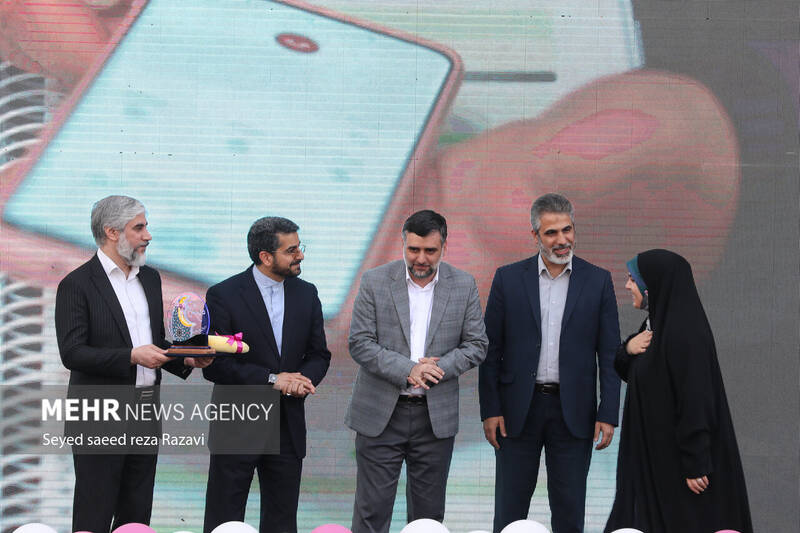 جشن بزرگ «دختر ماه» در آستانه میلاد با سعادت حضرت فاطمه معصومه (س) و به مناسبت گرامیداشت روز دختر، با حضور پنج هزار نفر از دختران و همزمان با سی و چهارمین نمایشگاه بینالمللی کتاب تهران بعدازظهر امروز جمعه ۲۹ اردیبهشت ماه ۱۴۰۲ در مصلی امام خمینی (ره) برگزار شد