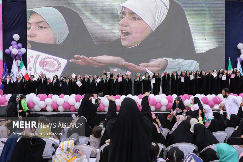 جشن بزرگ «دختر ماه» در آستانه میلاد با سعادت حضرت فاطمه معصومه (س) و به مناسبت گرامیداشت روز دختر، با حضور پنج هزار نفر از دختران و همزمان با سی و چهارمین نمایشگاه بینالمللی کتاب تهران بعدازظهر امروز جمعه ۲۹ اردیبهشت ماه ۱۴۰۲ در مصلی امام خمینی (ره) برگزار شد