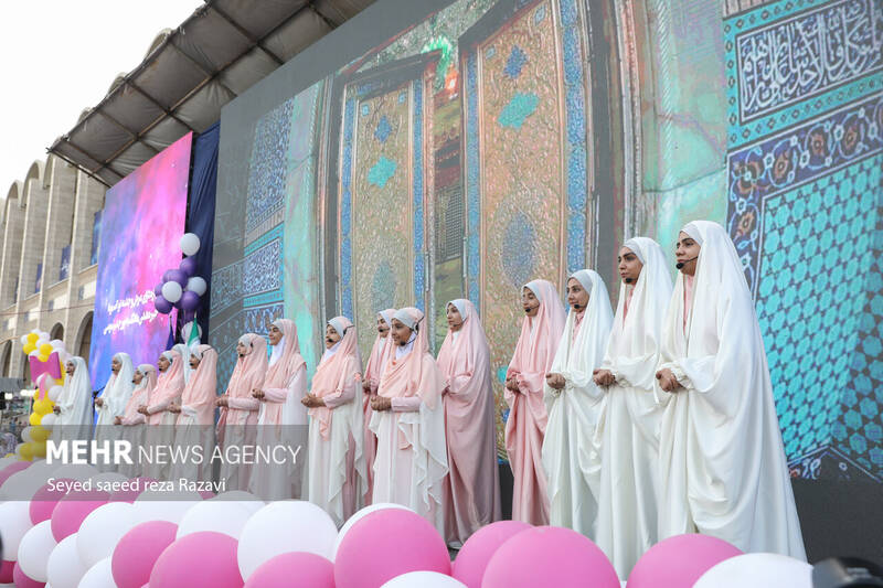 جشن بزرگ «دختر ماه» در آستانه میلاد با سعادت حضرت فاطمه معصومه (س) و به مناسبت گرامیداشت روز دختر، با حضور پنج هزار نفر از دختران و همزمان با سی و چهارمین نمایشگاه بینالمللی کتاب تهران بعدازظهر امروز جمعه ۲۹ اردیبهشت ماه ۱۴۰۲ در مصلی امام خمینی (ره) برگزار شد