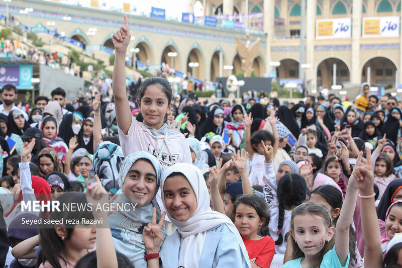جشن بزرگ «دختر ماه» در آستانه میلاد با سعادت حضرت فاطمه معصومه (س) و به مناسبت گرامیداشت روز دختر، با حضور پنج هزار نفر از دختران و همزمان با سی و چهارمین نمایشگاه بینالمللی کتاب تهران بعدازظهر امروز جمعه ۲۹ اردیبهشت ماه ۱۴۰۲ در مصلی امام خمینی (ره) برگزار شد