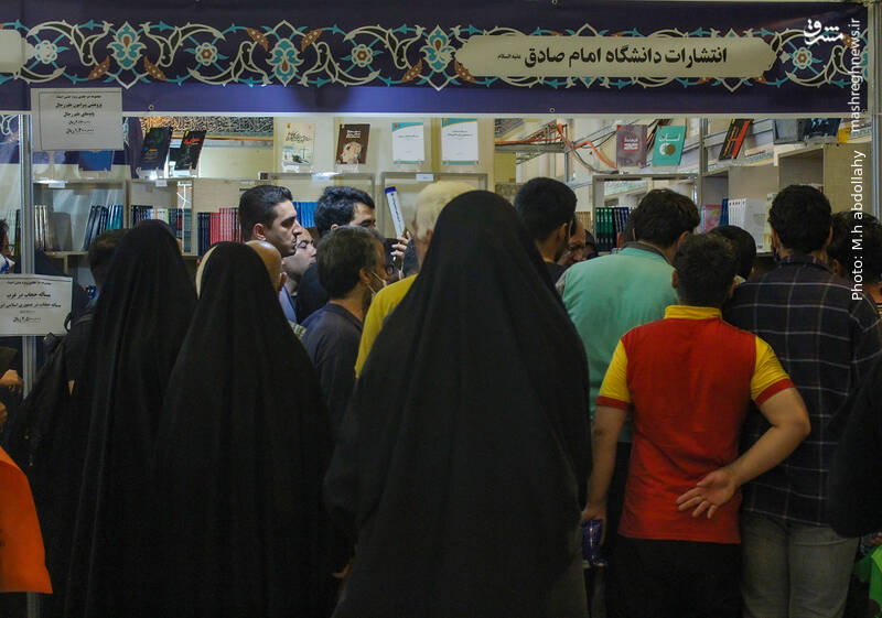 حضور میثم مطیعی در نمایشگاه کتاب در غرفه دانشگاه امام صادق(ع) و دیدار خوانندگان آثارش
