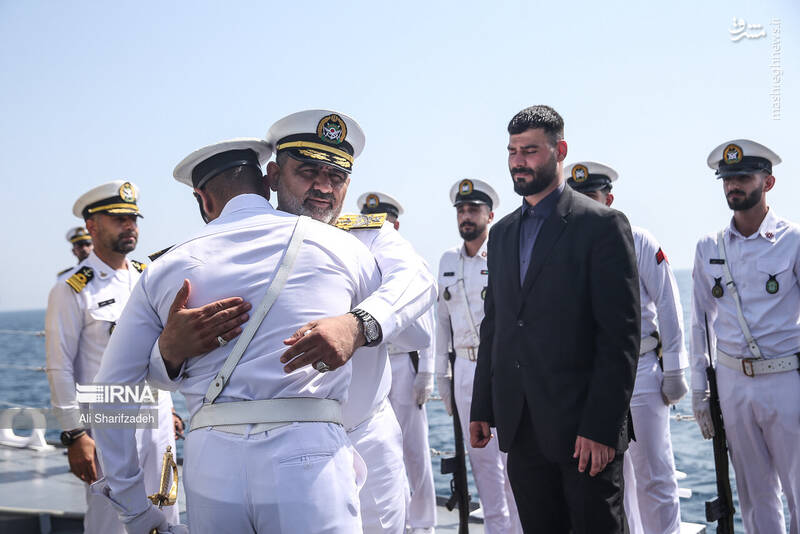 عکس/ استقبال فرمانده نیروی دریایی از دریانوردان ایرانی