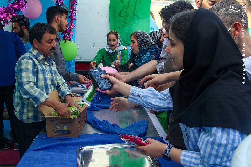 توضیع شربت وبستنی به مناسبت دهه کرامت توضیع شربت وبستنی به مناسبت دهه کرامت