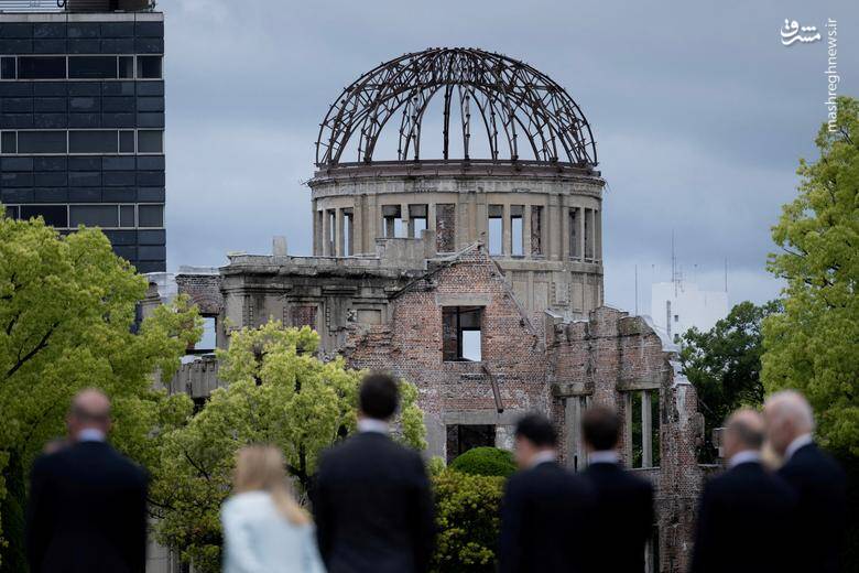 رهبران G7 در هنگام بازدید از پارک یادبود صلح در هیروشیما، مقابل گنبد بمب اتمی ایستاده اند.