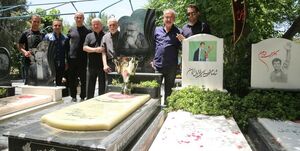 بزرگان پرسپولیس با کاپ قهرمانی بر سر مزار اسطورههای فقید سرخابی + عکس