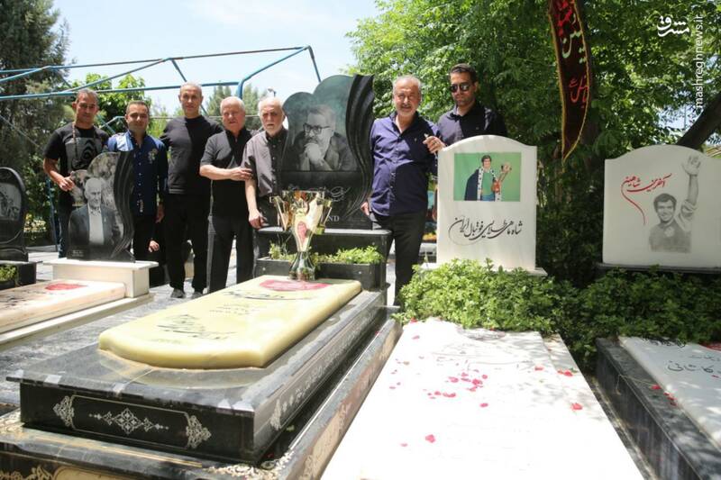 بزرگان پرسپولیس با کاپ قهرمانی بر سر مزار اسطورههای فقید سرخابی + عکس 11
