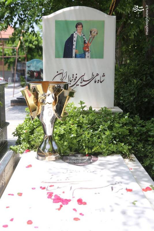 بزرگان پرسپولیس با کاپ قهرمانی بر سر مزار اسطورههای فقید سرخابی + عکس 7