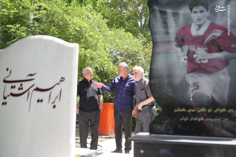 بزرگان پرسپولیس با کاپ قهرمانی بر سر مزار اسطورههای فقید سرخابی + عکس 3