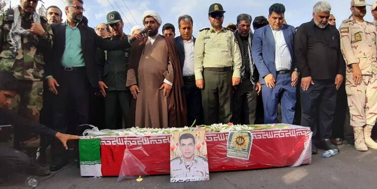 تشییع پیکر شهید مدافع وطن «سیفینژاد» بر دستان همشهریانش +فیلم