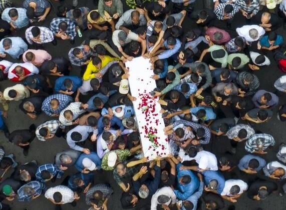 تشییع پیکر شهید مدافع وطن «سیفینژاد» بر دستان همشهریانش +فیلم