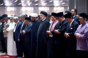 اقامه نماز رئیسی در مسجد استقلال جاکارتا