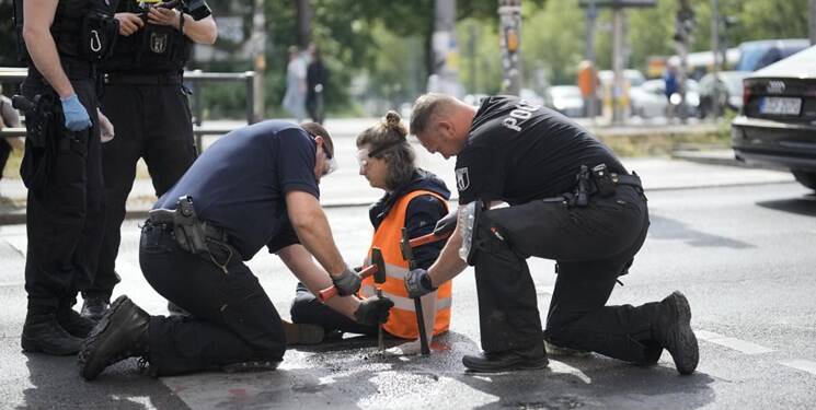 حمله پلیس آلمان به فعالان محیط زیستی+عکس و فیلم