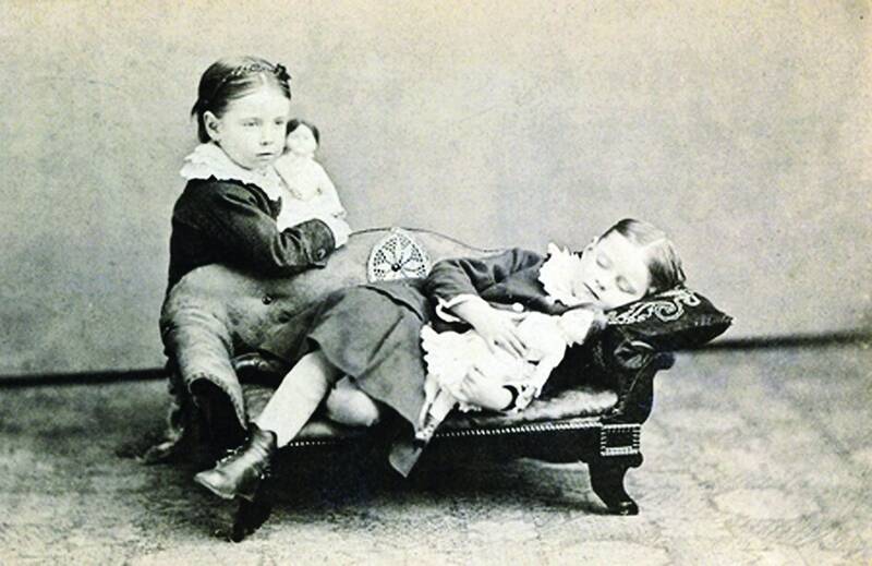 عکس یادگاری با مردهها