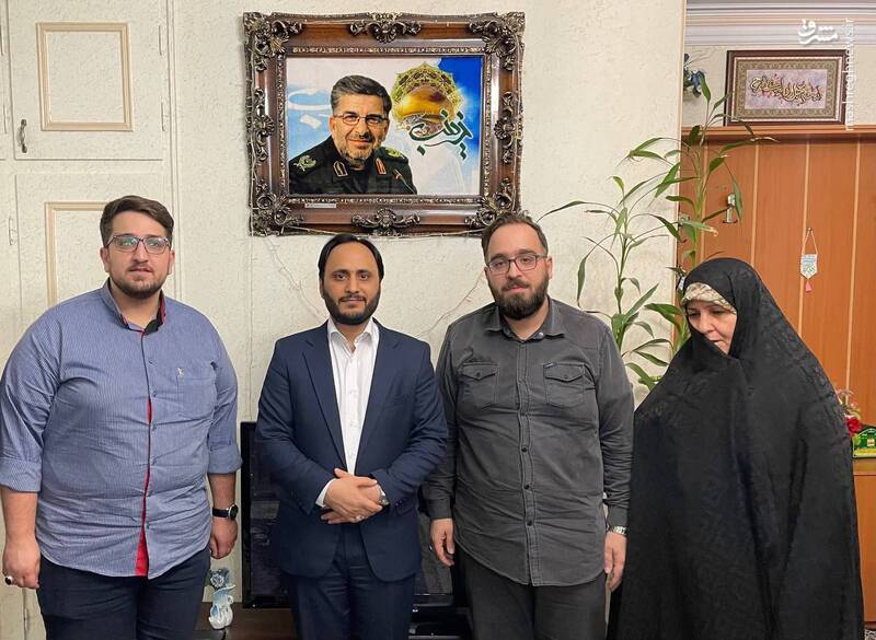 عکس/ حضور سخنگوی دولت در منزل شهید ایرلو و شهید فرزانه