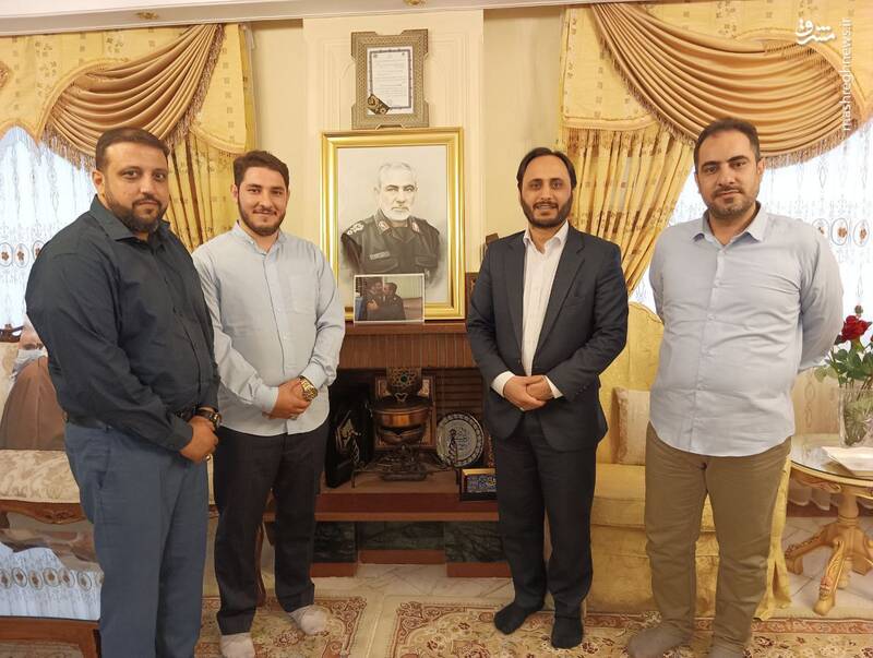 عکس/ حضور سخنگوی دولت در منزل شهید ایرلو و شهید فرزانه