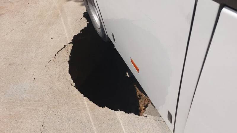 تکرار حادثه ریزش خیابان نظر در اصفهان بر اثر نشت لوله آب +تصاویر و فیلم