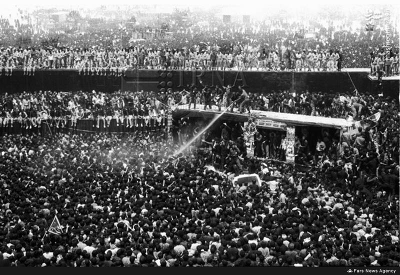 خنک کردن مردم بااستفاده از شلنگ آتشنشانی