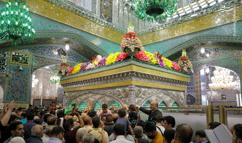 عکس/ گلآرایی ضریح رضوی با ۵۰۰ شاخه گل