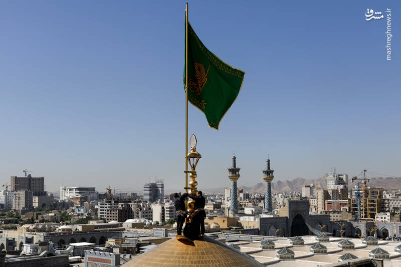 عکس/ آیین تعویض پرچم گنبد منور رضوی