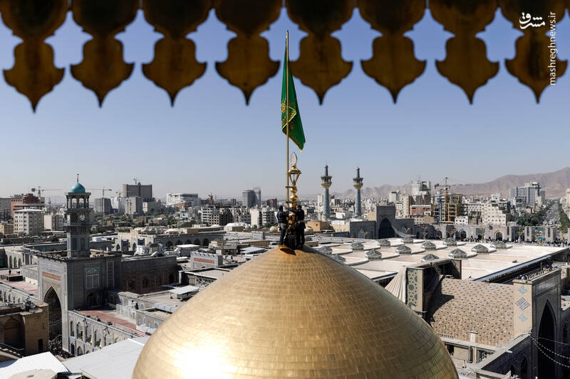 عکس/ آیین تعویض پرچم گنبد منور رضوی