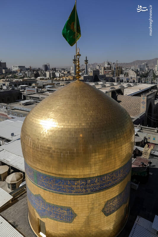 عکس/ آیین تعویض پرچم گنبد منور رضوی