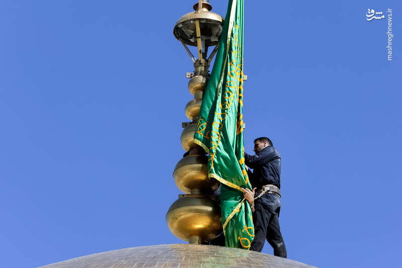 عکس/ آیین تعویض پرچم گنبد منور رضوی