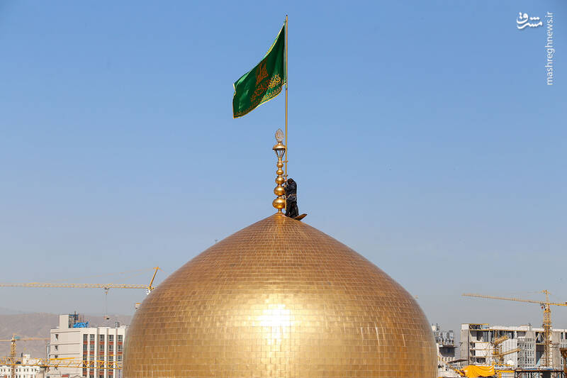 عکس/ آیین تعویض پرچم گنبد منور رضوی