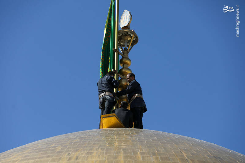 عکس/ آیین تعویض پرچم گنبد منور رضوی