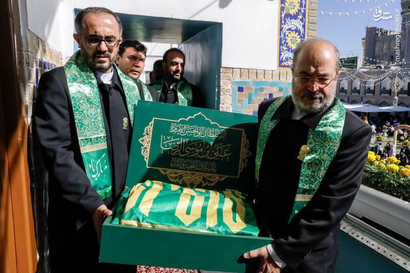 عکس/ آیین تعویض پرچم گنبد منور رضوی