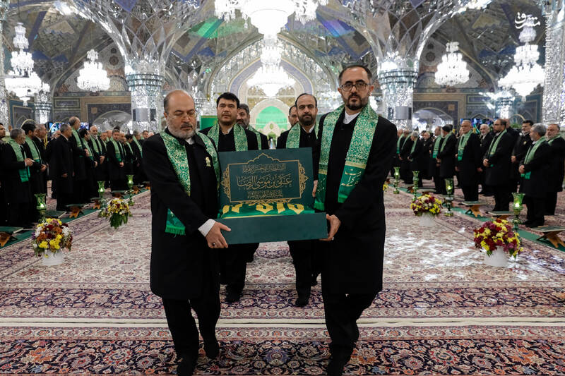 عکس/ آیین تعویض پرچم گنبد منور رضوی