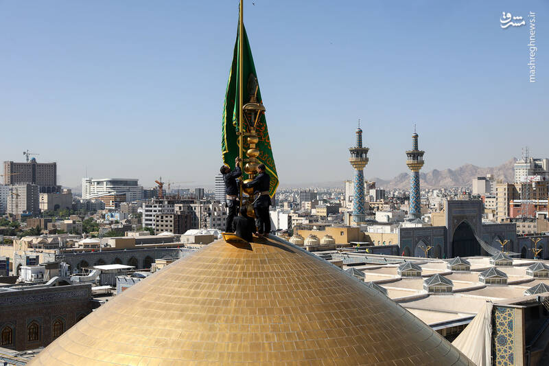 عکس/ آیین تعویض پرچم گنبد منور رضوی